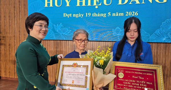 Phường An Đông trao Huy hiệu Đảng cho đảng viên có nhiều cống hiến
