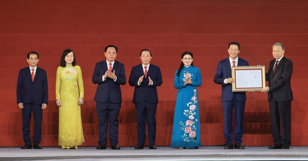 Tổng Bí thư, Chủ tịch nước Tô Lâm trao Nghị quyết của Quốc hội về thành lập thành phố Đồng Nai
