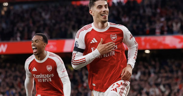 Arsenal thắng Burnley tại Emirates, chạm tay ngôi vô địch Ngoại hạng
