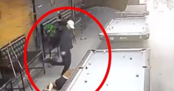 Nam thanh niên xông vào quán bida túm tóc, đạp vào mặt cô gái trẻ