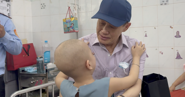 CLIP: Khoảnh khắc ấm áp của tỉ phú Johnathan Hạnh Nguyễn và các bệnh nhi