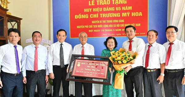 Bí thư Thành ủy TPHCM trao Huy hiệu 65 tuổi Đảng cho nguyên Phó Chủ tịch nước Trương Mỹ Hoa