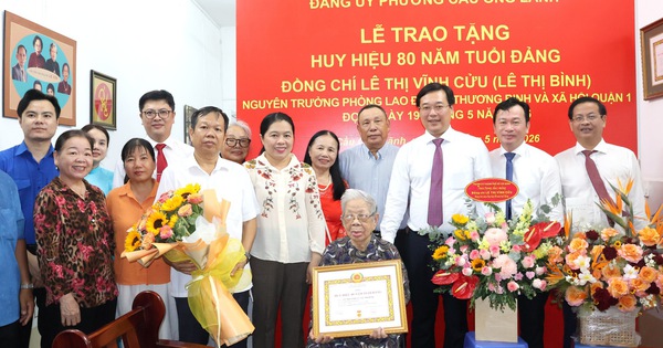 Phó Bí thư Thường trực Thành ủy TPHCM trao Huy hiệu 80 năm tuổi Đảng cho đảng viên