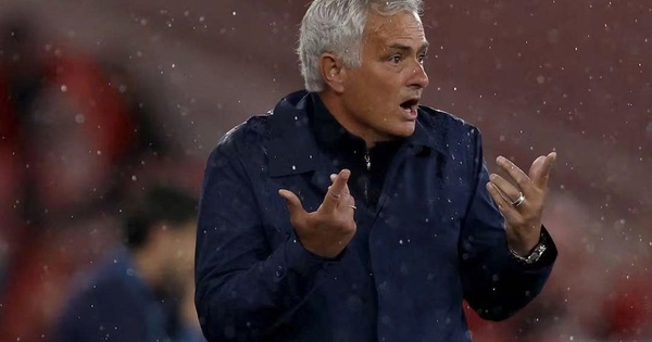 Mourinho tái xuất để “dẹp loạn” phòng thay đồ Real Madrid
