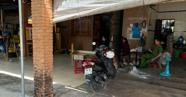 Gia đình phát hiện người đàn ông 65 tuổi tử vong với dao cắm trên người