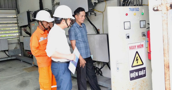 Điện lực Quảng Trị chuẩn bị cài đặt lại công tơ để áp dụng khung giờ điện mới