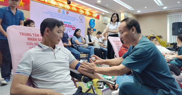 Hàng trăm người lao động tại SAWACO hiến máu tình nguyện cứu người
