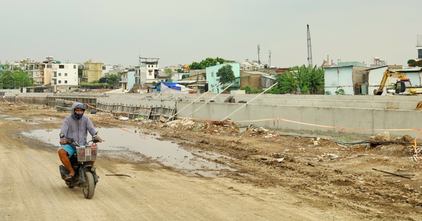 Rạch Xuyên Tâm đoạn qua Trường Đại học Văn Lang dần thành hình