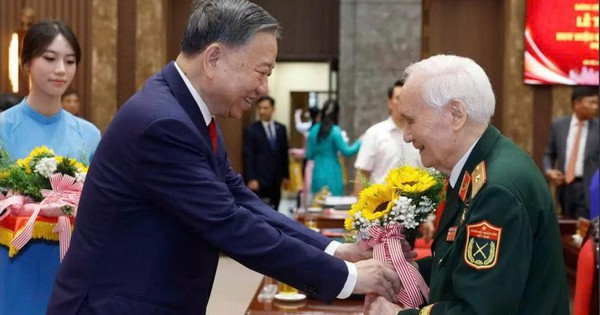 Tổng Bí thư, Chủ tịch nước Tô Lâm dự Lễ trao tặng Huy hiệu 80 năm, 75 năm, 70 năm tuổi đảng
