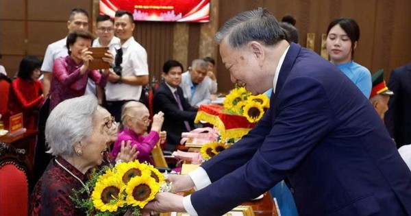 Tổng Bí thư, Chủ tịch nước Tô Lâm dự Lễ trao tặng Huy hiệu 80 năm, 75 năm, 70 năm tuổi đảng