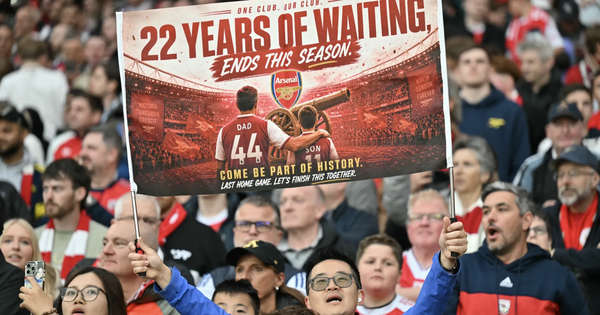 22 năm chờ đợi, fan Arsenal ăn mừng khí thế khi trở lại ngôi vô địch Premier League