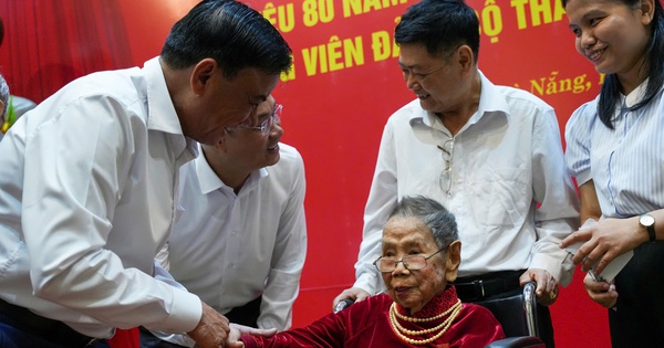 Thường trực Ban Bí thư trao Huy hiệu 80 năm tuổi Đảng cho đảng viên tại Đà Nẵng
