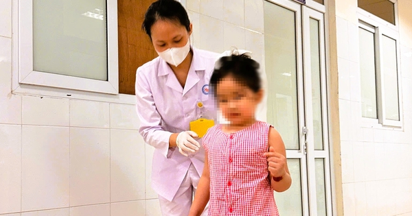 Bé 6 tuổi nhập viện trong tình trạng khó thở, liệt cơ toàn thân do rắn cắn