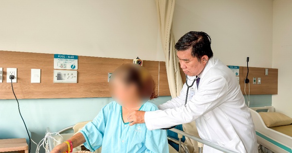 Ho kéo dài, người phụ nữ bị các tạng trong ổ bụng di chuyển lên ngực