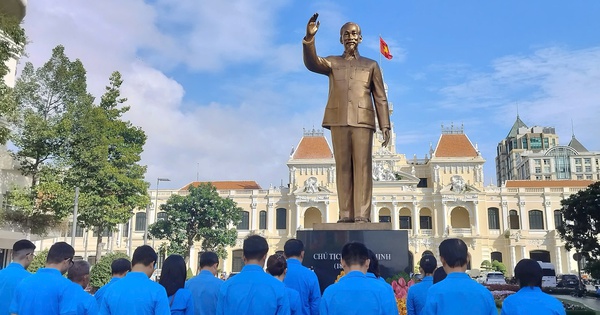 Cán bộ Công đoàn, CNVC-LĐ TPHCM dâng hoa tưởng nhớ Chủ tịch Hồ Chí Minh