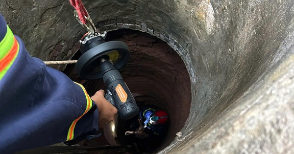 TPHCM: Giải cứu người đàn ông rơi xuống giếng sâu 35 m
