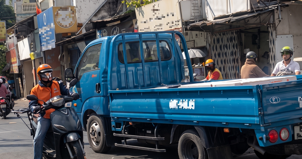 Tài xế ở TPHCM bị phạt do cố tình băng qua đường sắt