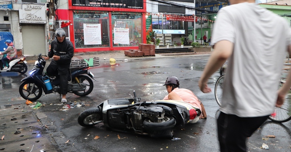 Người chạy xe máy té ngã, rác bủa vây chợ Thủ Đức sau cơn mưa lớn