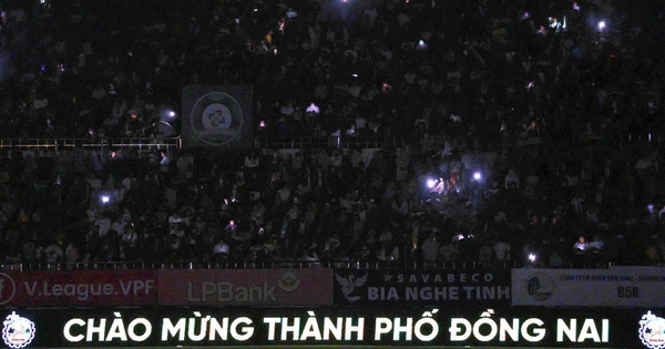 Sân Bình Phước được NHM phủ kín xem trình diễn drone và Minh Vương, Xuân Trường thi đấu