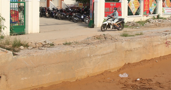Quốc lộ 14B đào xới dang dở, dân vượt “hào sâu” mới vào được cổng ủy ban