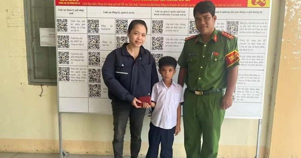 Nhặt được ví tiền, học sinh lớp 2 lập tức mang nộp công an