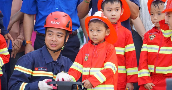 CLIP: Mang giấc mơ lính cứu hỏa đến với các bệnh nhi đặc biệt