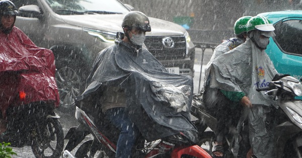 TPHCM bất ngờ có mưa từ sáng sớm, dự báo có mưa đá trong những ngày tới