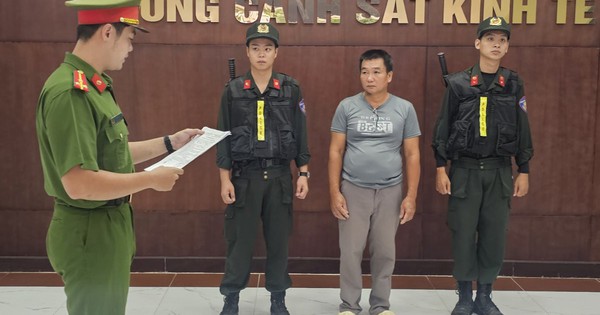 CLIP: Công an TPHCM bắt người nuôi 3 con chim công lục quý hiếm