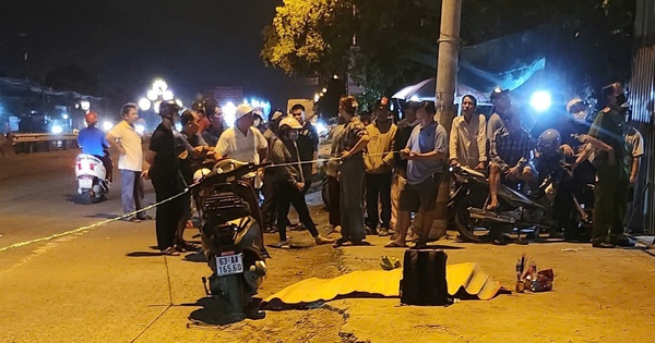 Phát hiện người phụ nữ gục chết bên cạnh xe máy