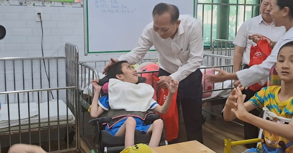 Phường Xuân Hòa thăm, tặng quà các đơn vị chăm sóc, giáo dục trẻ em đặc biệt