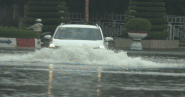 VIDEO: Mưa trắng trời gây ngập nhiều nơi ở Cà Mau