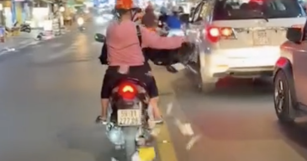 Đang lan truyền video người phụ nữ rải giấy nghi vàng mã xuống đường trung tâm TPHCM