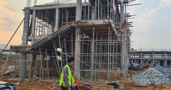 Thiếu nhân công, dự án trường liên cấp vùng biên phải “cầu cứu” địa phương tìm người