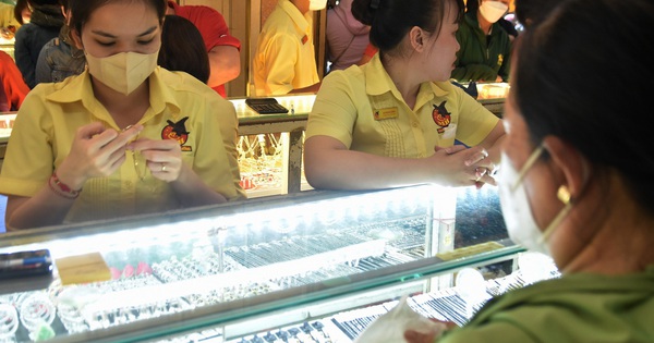 Giá vàng hôm nay 22-5: Tiếp tục nóng lên
