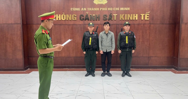 Công an TPHCM khởi tố chủ chuỗi cửa hàng sneaker nổi tiếng