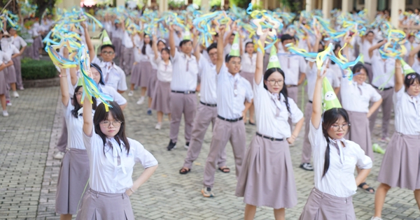 Khoảnh khắc xúc động ngày ra trường của học sinh Trường chuyên Lê Hồng Phong - TPHCM
