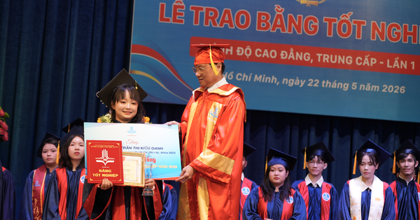 Nữ sinh gây ấn tượng mạnh khi trở thành thủ khoa cả đầu vào lẫn đầu ra