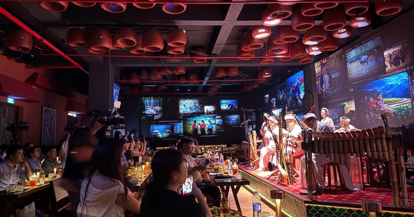 Du khách rủ nhau check-in tour "độc lạ” giữa TP HCM