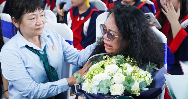 Lên nhận bằng thay trong lễ tốt nghiệp, phụ huynh bật khóc vì quá nhớ con