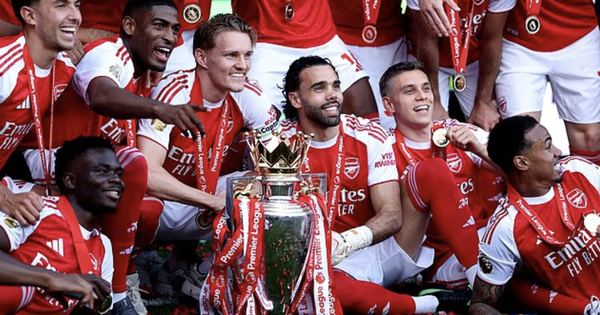 Arsenal nâng cúp vô địch Premier League sau 22 năm chờ đợi