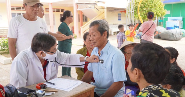 Mang yêu thương đến người dân vùng biển Đá Bạc