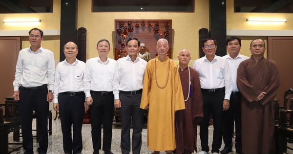 Lãnh đạo TPHCM thăm, chúc mừng Đại lễ Phật đản