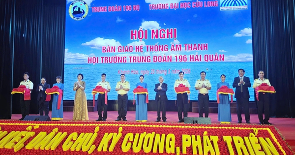 Món quà ý nghĩa của Trường Đại học Cửu Long dành cho Trung đoàn 196 Hải quân