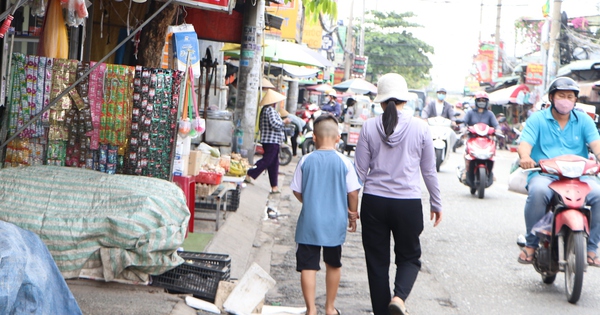 TPHCM: Đường thành chợ tự phát, người dân phải đi xuống lòng đường