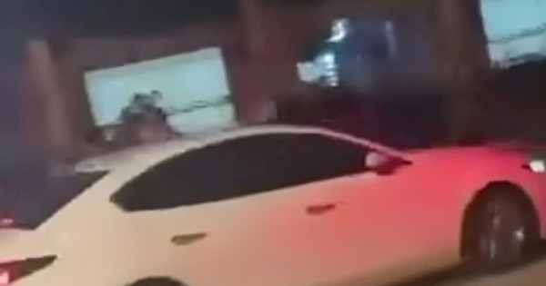 VIDEO: Tài xế lái xe ô tô cán qua người khác rồi bỏ chạy