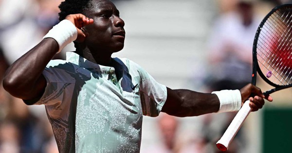 Tay vợt 17 tuổi đánh bại cựu vô địch Mỹ mở rộng, trong trận ra mắt Grand Slam