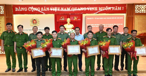 Lãnh đạo TPHCM khen thưởng đột xuất Công an Thành phố và các tập thể xuất sắc