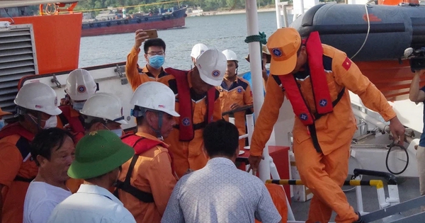Tàu chở 11 người gặp nạn trên biển, cứu được 9 người, 2 người đang mất tích