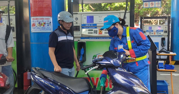 Giá xăng dầu đồng loạt giảm mạnh, xăng RON95-III giảm tới 1.395 đồng/lít