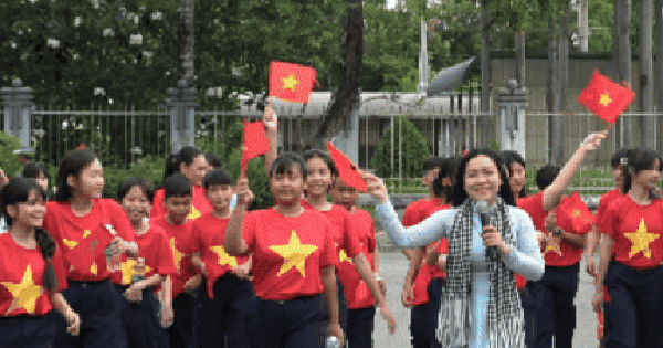 VIDEO: Học sinh hào hứng trải nghiệm trồng lúa, làm cốm dẹp